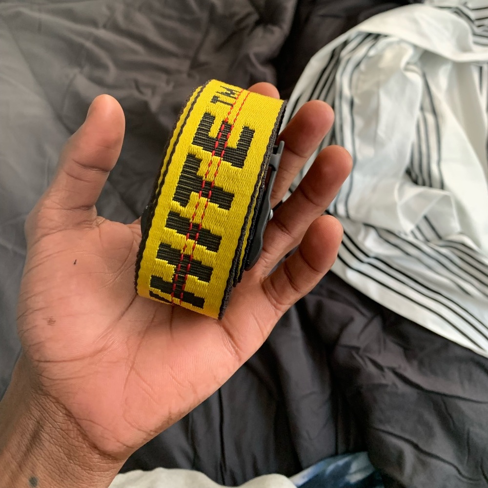 aunthentic off white belt (like new)